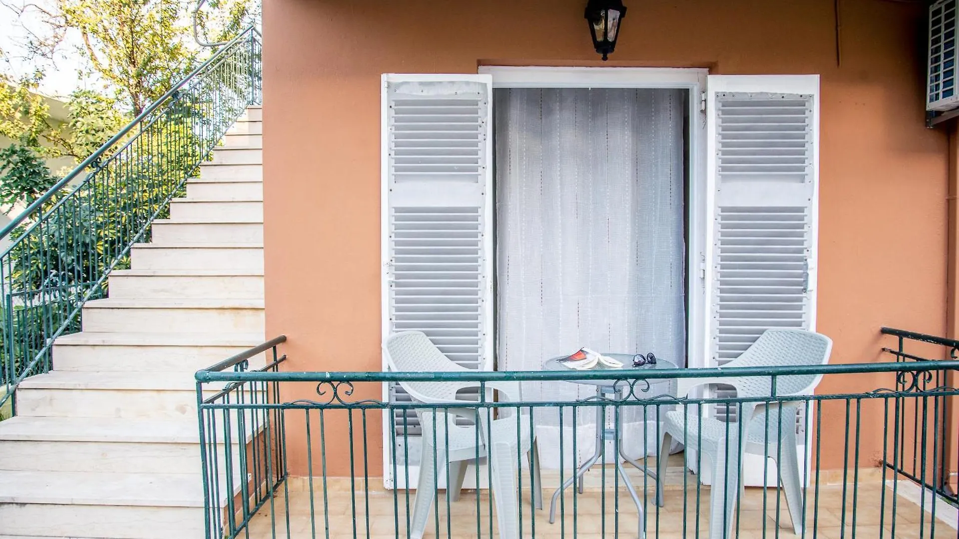 The Grapevine Rooms Poros  Poros (Kefalonia)